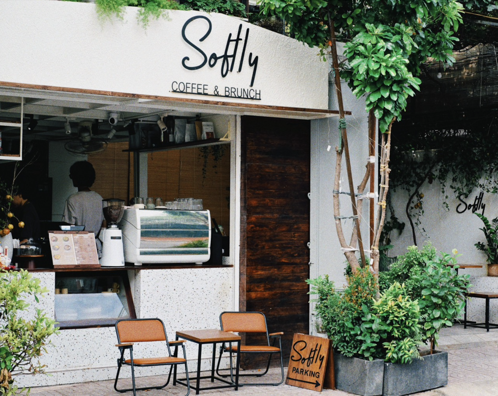 Đĩa brunch trứng ốp la, bơ nghiền và bánh mì nướng giòn của Softly