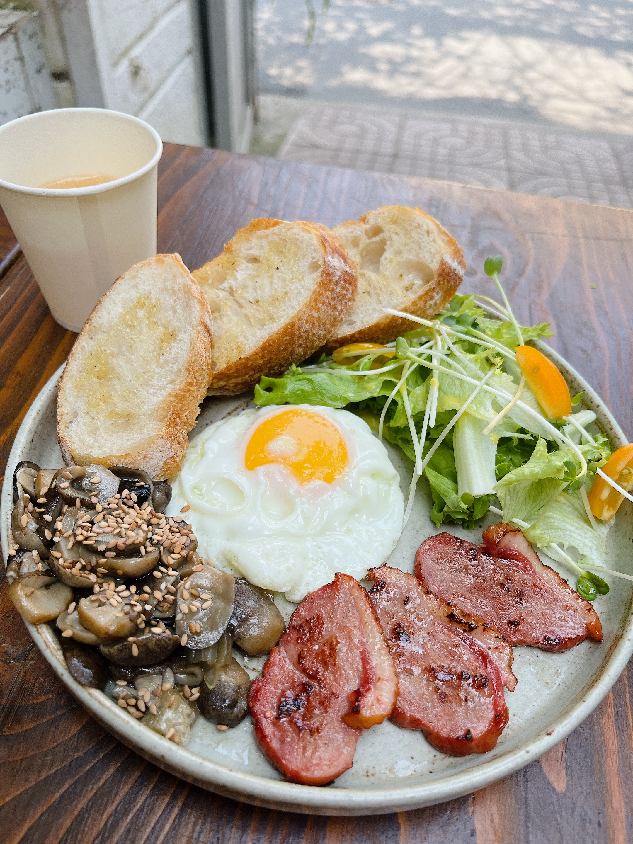 Đĩa bơ nghiền và bánh mì nướng giòn tại Softly