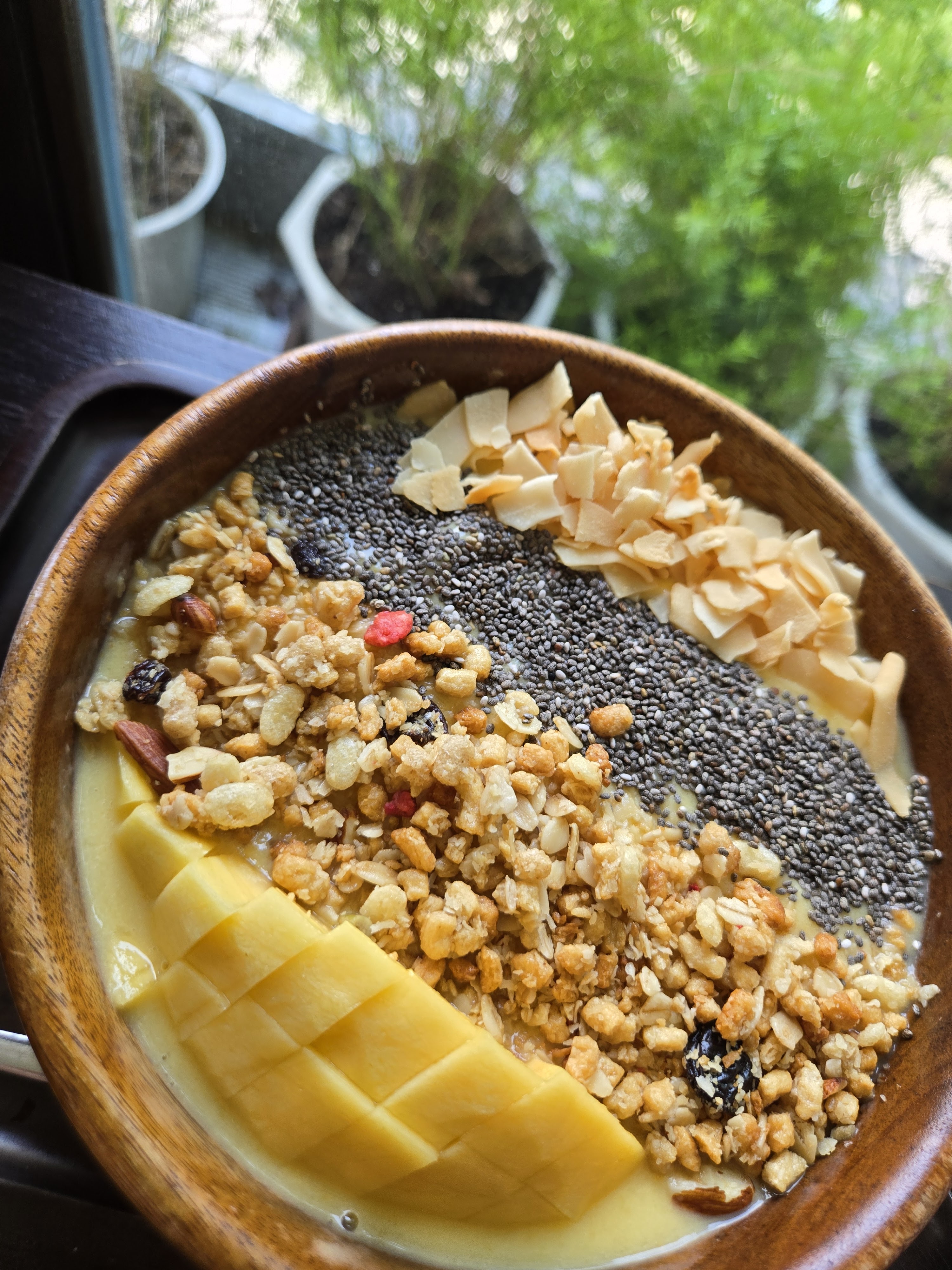 Đĩa bánh ngọt và cà phê buổi sáng tại Softly