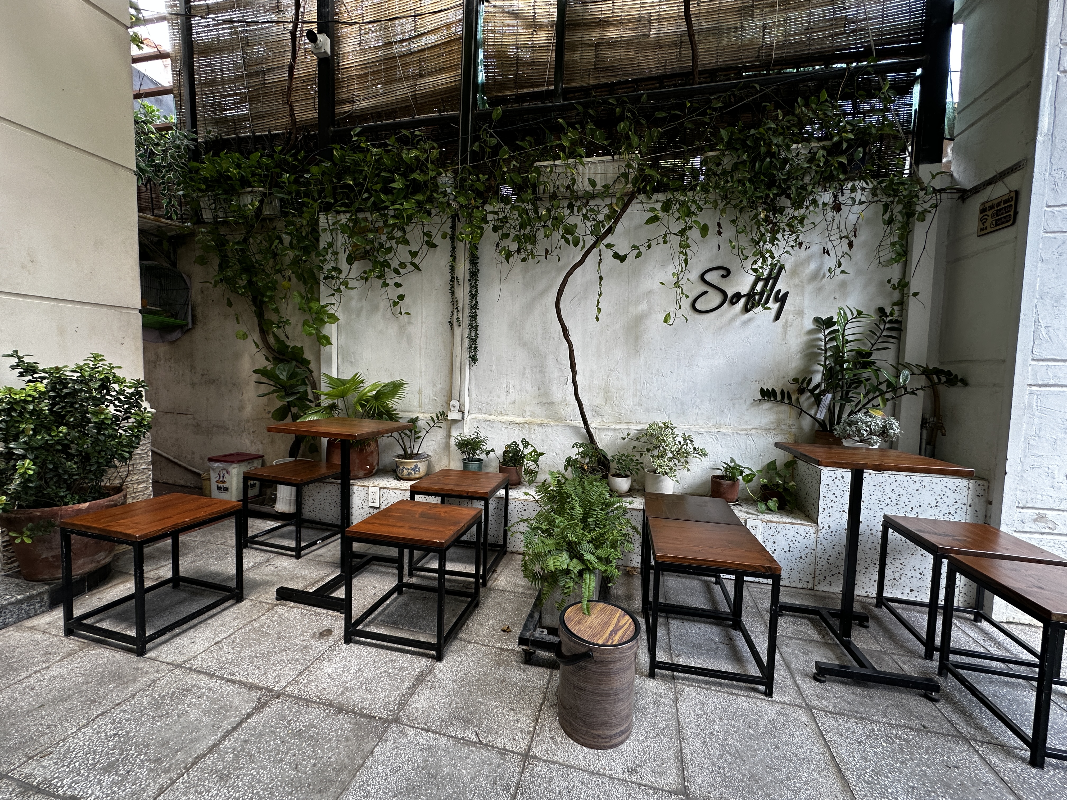 Bàn brunch dài cho hai người tại Softly với cà phê và đĩa ăn