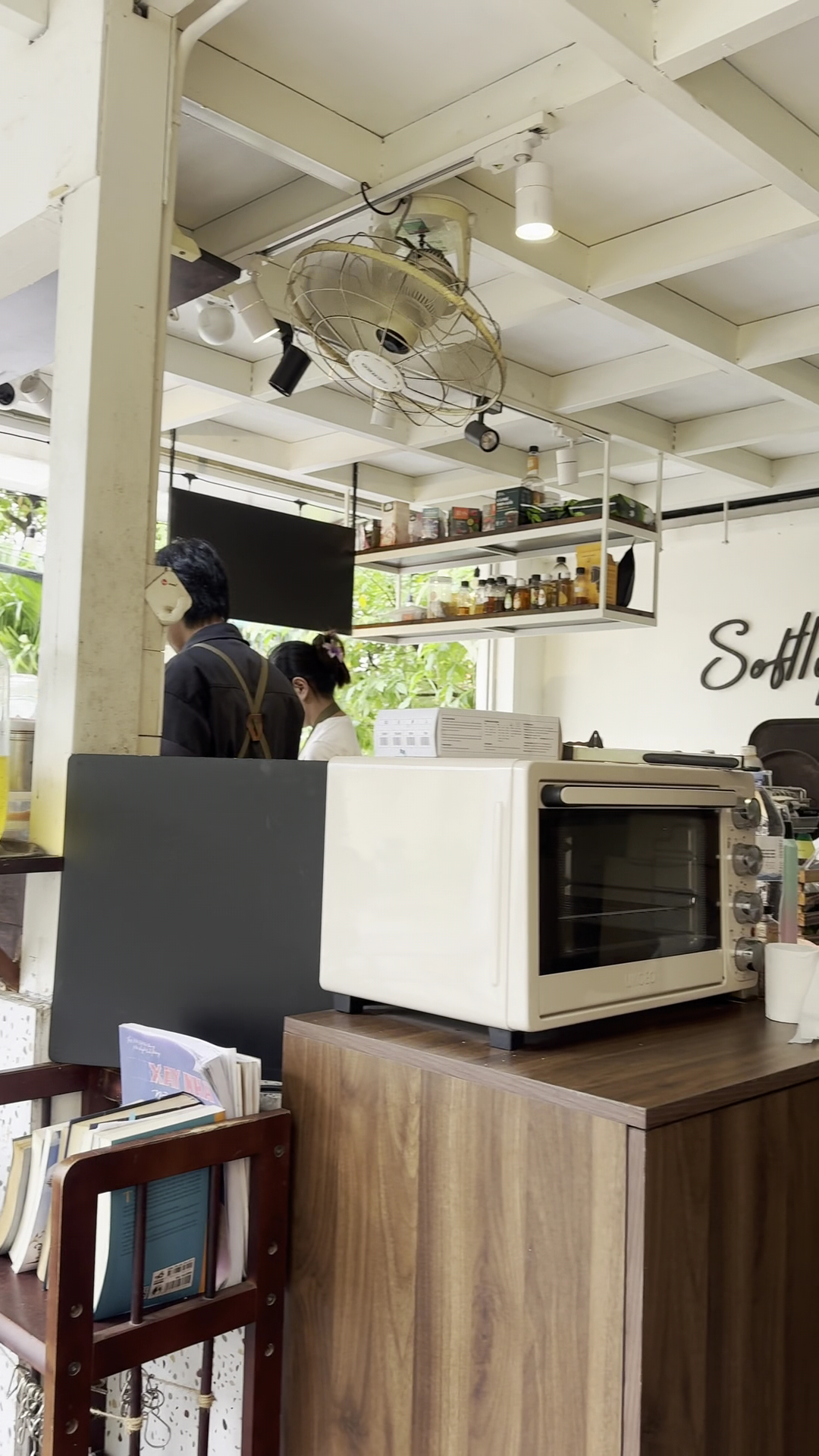 Ly cà phê đá phục vụ tại Softly, chụp dọc cận cảnh