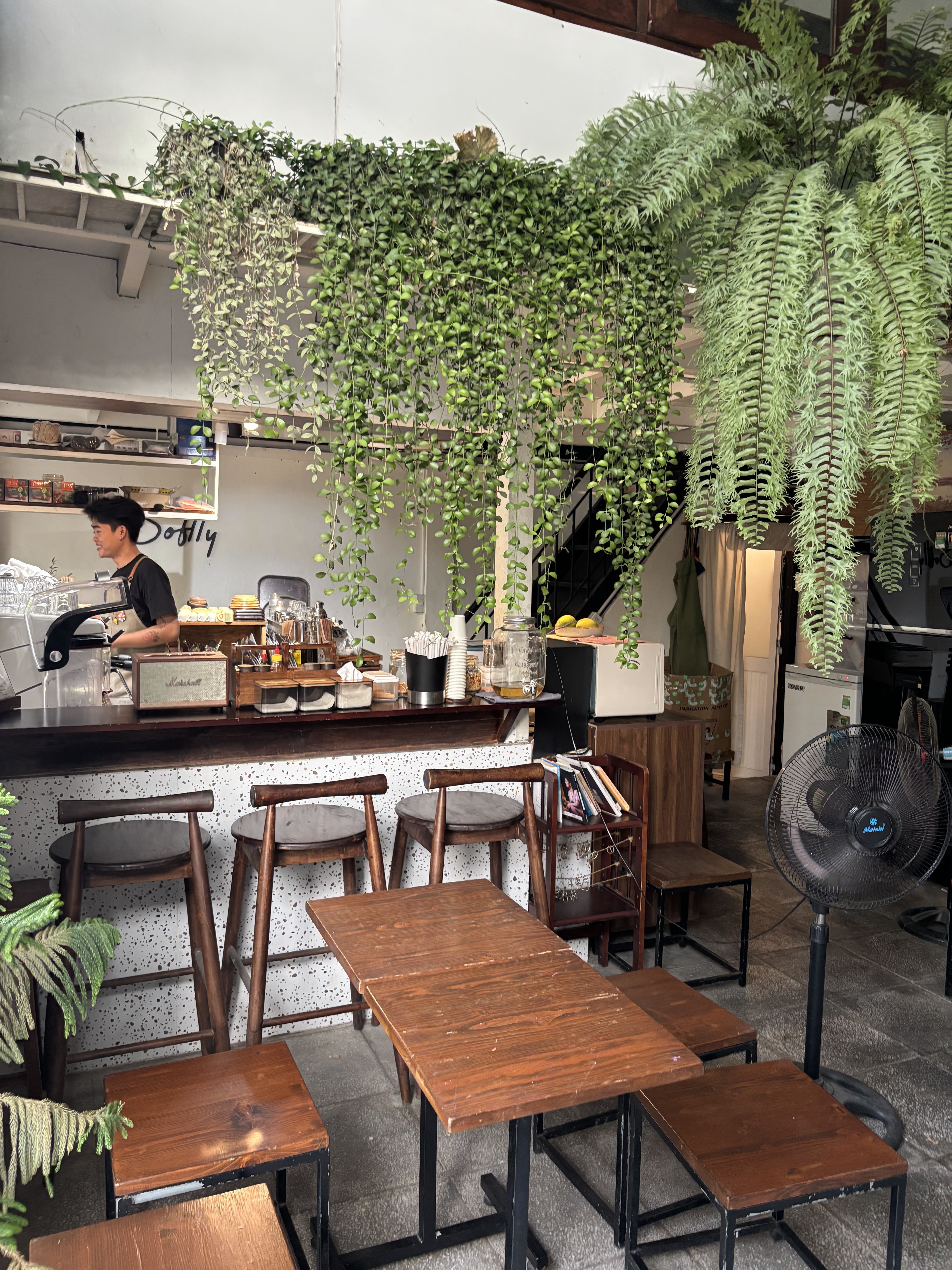 Khu vực ngồi sát cửa kính của Softly, ánh sáng buổi sáng dịu